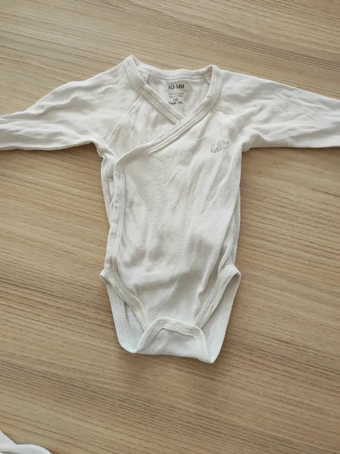 Lot 8 bodys 1 mois satisfaisant - photo numéro 5