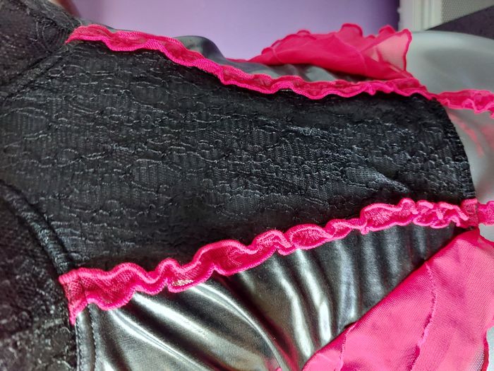 Guêpière bustier noir & rouge – Taille S/M style glamour. - photo numéro 4