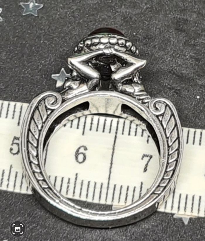 Bague fantaisie argentée avec pierre rouge portée par un homme et une femme - photo numéro 7
