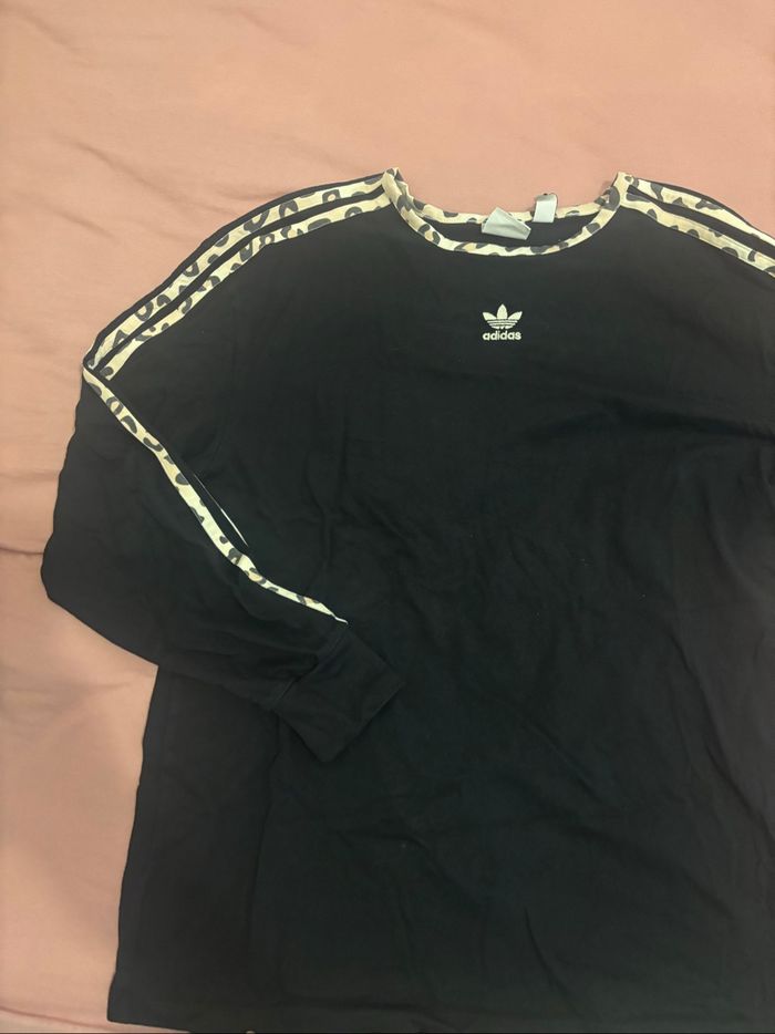 T-shirt adidas avec du léopard