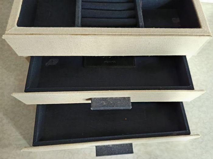 Grande boite à bijoux avec un Grand Miroir et 2 compartiments à tiroirs et 1 compartiment principal. - photo numéro 2