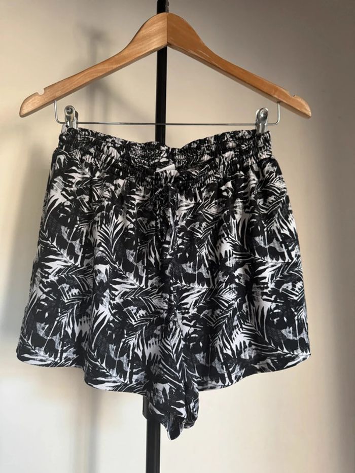Short noir à imprimé feuillage blanc L