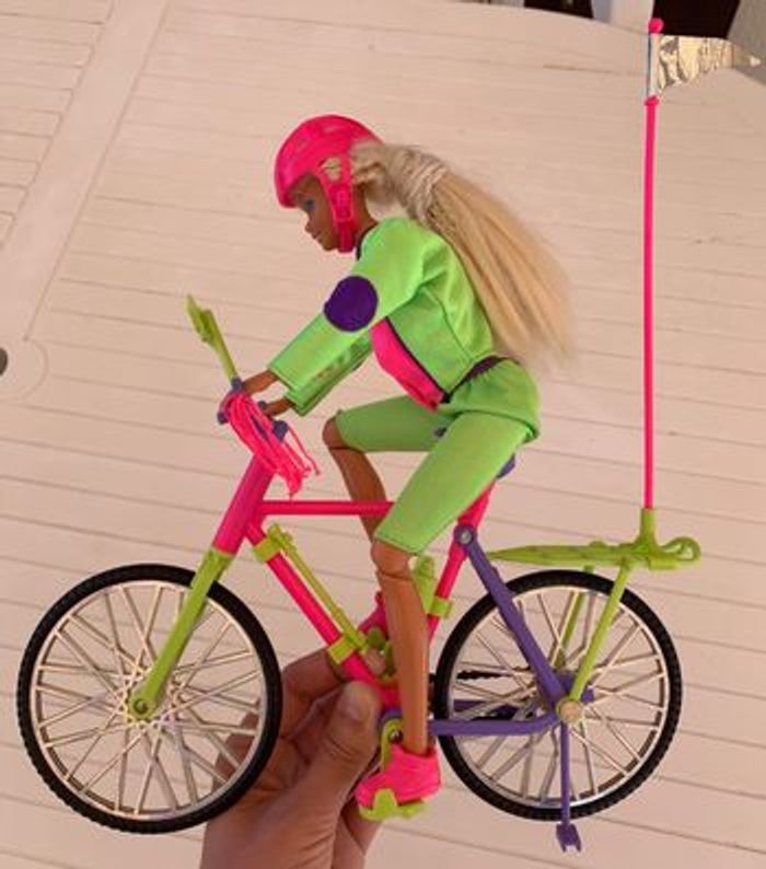 Barbie articulée + son vélo