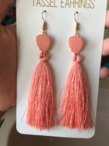 Très jolies boucles d’oreilles pompons corails.