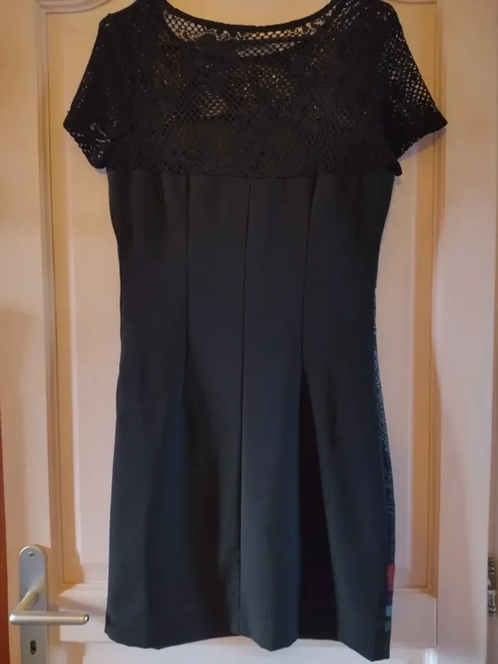 Robe Desigual noire avec fleurs roses et dentelle sur le haut taille 36 - photo numéro 2