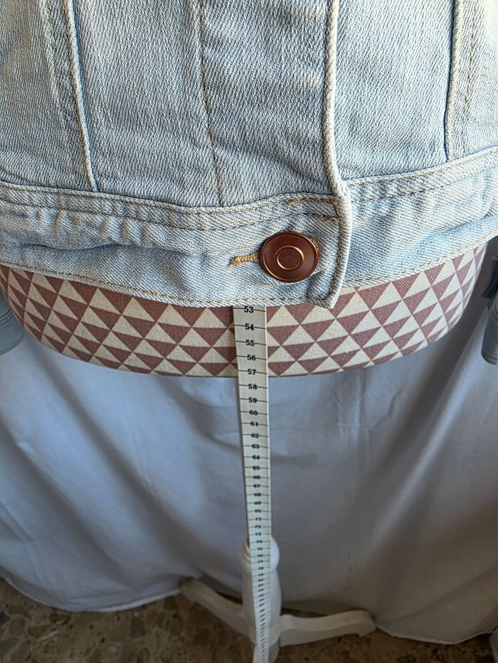 Veste en jean, bleu délavé ,en excellent état, en coton & elasthanne, largeur d'épaule 37cm, largeur sous bras 47cm, longueur 53cm, marque Kiabi = 5€ - photo numéro 4