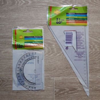 Lot d'une équerre et un rapporteur NEUF