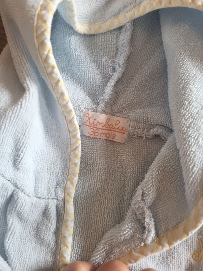 Sortie de bain 3 ans,très bon état,taches sur le bas - photo numéro 3