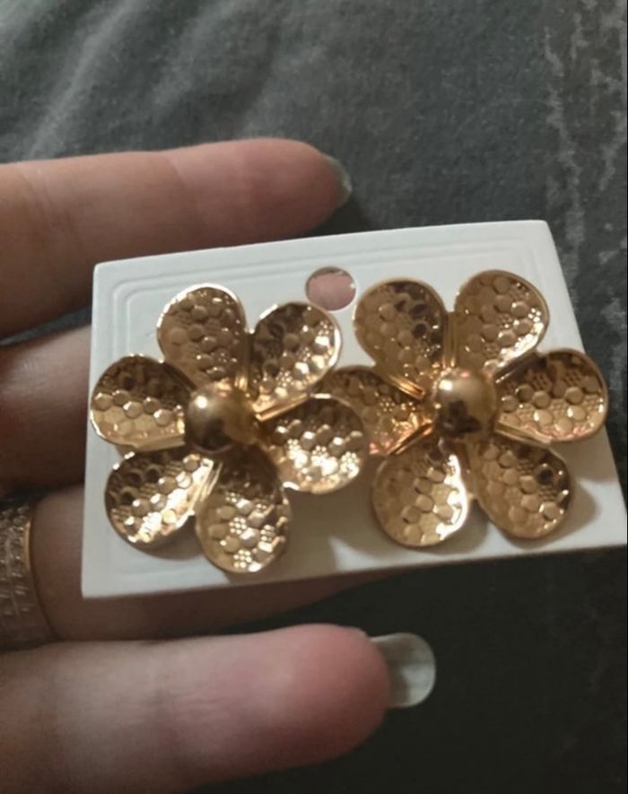 Boucles d’oreilles NEUVES avec étiquette pour femme en forme de fleurs 🌼.
