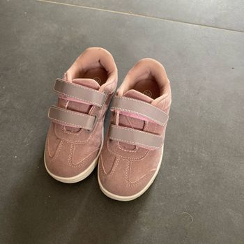 Basket rose à scratch fille avec des paillettes jamais utilisé