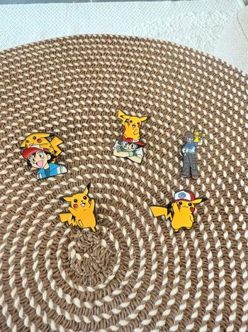 5 Badges pins Pokémon
