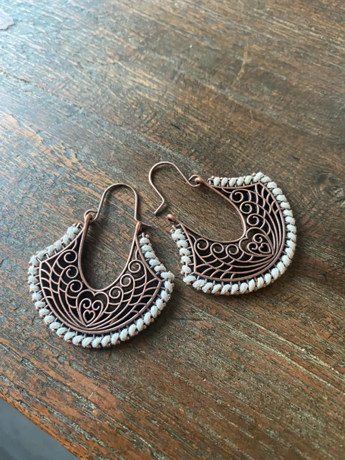 Magnifiques boucles d’oreilles couleur bronze et blanc - photo numéro 5