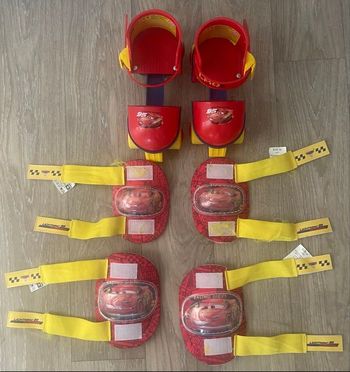 Patins à roulettes réglables Cars + protections 
