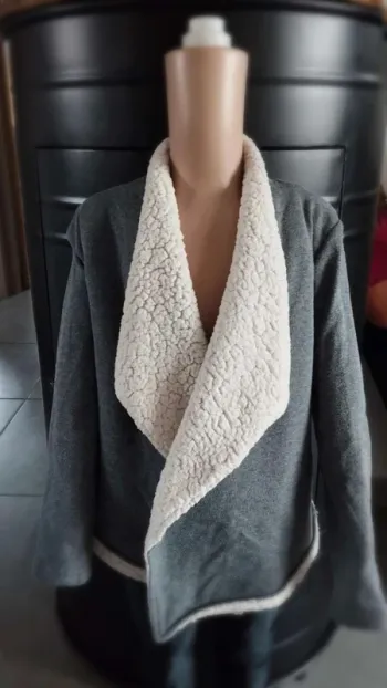 Veste grise  molletonnée  taille  10  ans