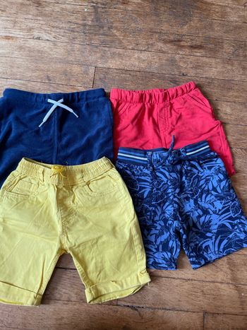 4 shorts 23 mois en très bon état