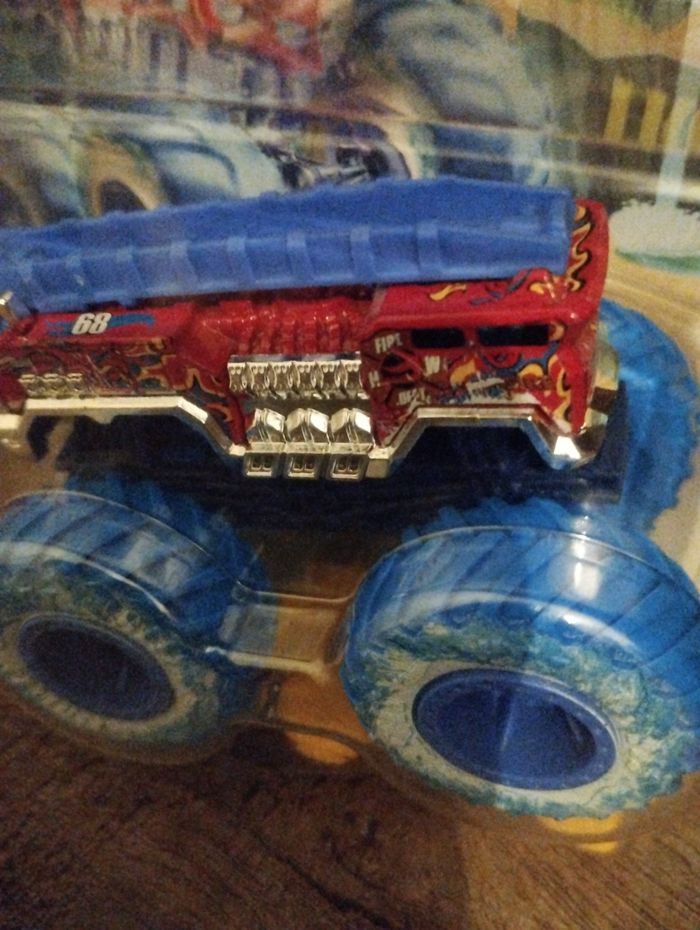 Hot Wheels Monster Trucks 5 alarm Die cast sharks vs Dinos - photo numéro 2