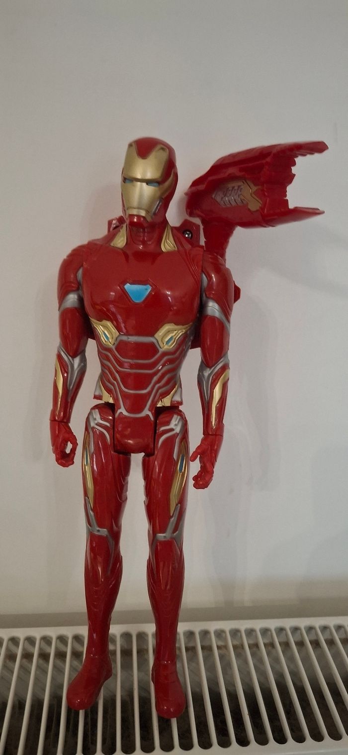 Figurine Iron Man Armure rouge et or 30cm