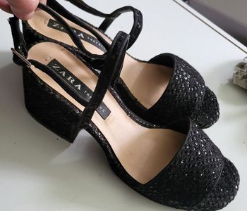 Sandales noires pour femmes Zara Taille 39 État comme neuf (Zara trafaluc) 
 
Prix : 20 euros 

Remise en main propre possible a Rueil-Malmaison (Secteur place besche) 

#zara#zarawoman#zarafashion#zaraaddicted#sandales#sandale#noir#classe#paillette#fêtes