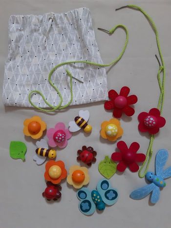 16 perles en bois à lacer (fleurs, abeilles, coccinelles, papillons)