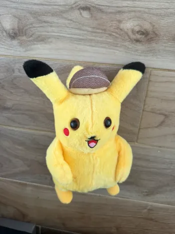 Peluche détective Pikachu