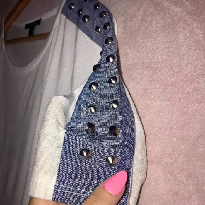 T-shirt blanc avec détails cloutés sur les épaules T36 - Forever 21 🤍 - photo numéro 2