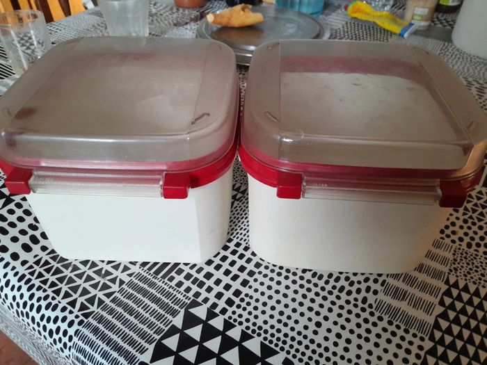 2 boîtes tupperware
