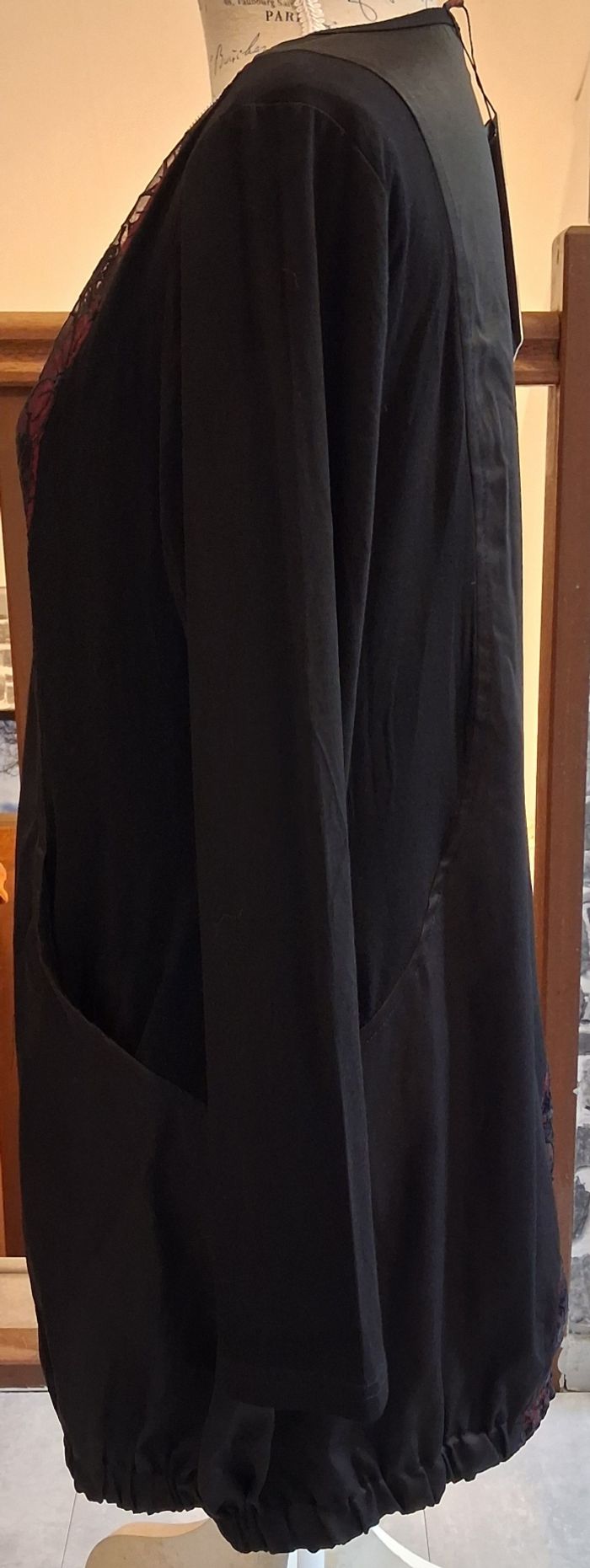 Robe courte noire et rouge à dentelle et fausses fermetures éclair - photo numéro 4