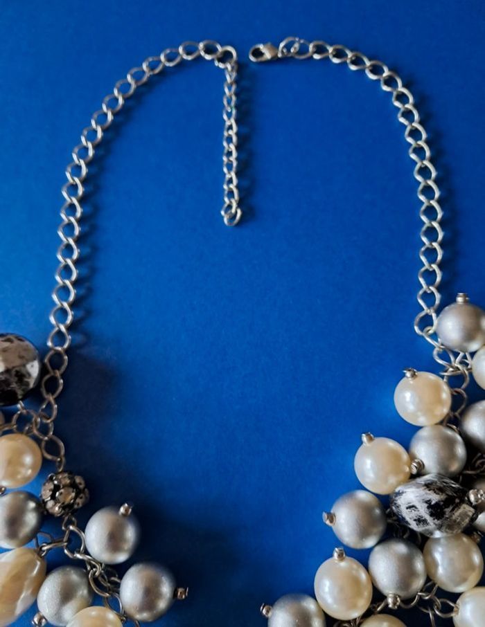 Collier court NEUF avec chaîne argentée et perles grises argentées et nacrées - photo numéro 7