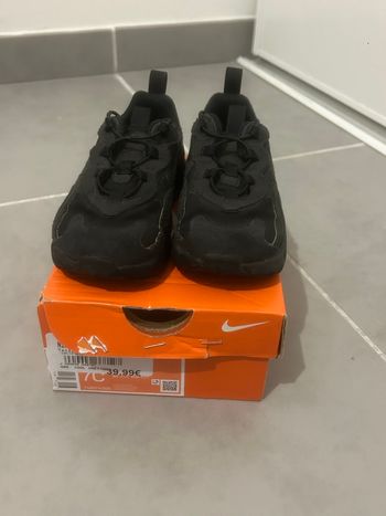 Baskets Nike mixte pointure 24 TBE