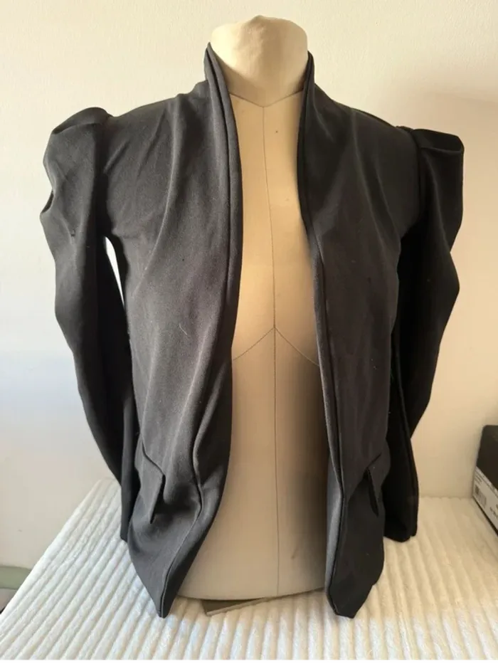🖤 Veste noire structurée à épaules marquées