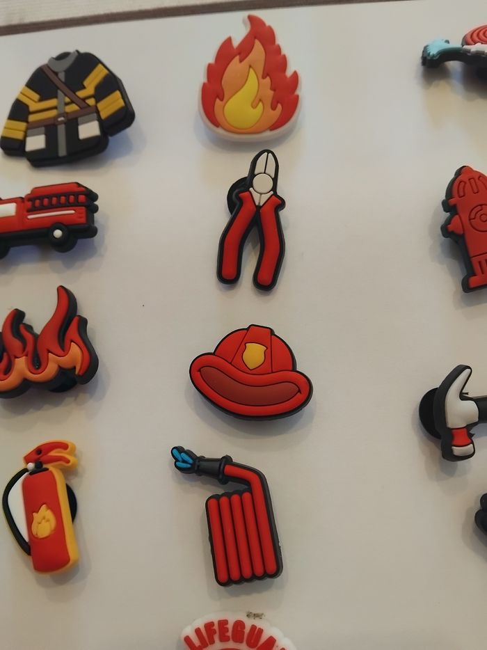 Crocs breloque chaussures collection les pompiers le lot de 13 - photo numéro 3