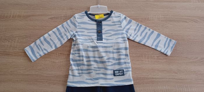 Ensemble 2 pièces bébé garçon Plus Collection, couleur bleu et blanc, tee-shirt manches longues + pantalon, taille 18 mois, neuf avec étiquette 🏷. - photo numéro 4