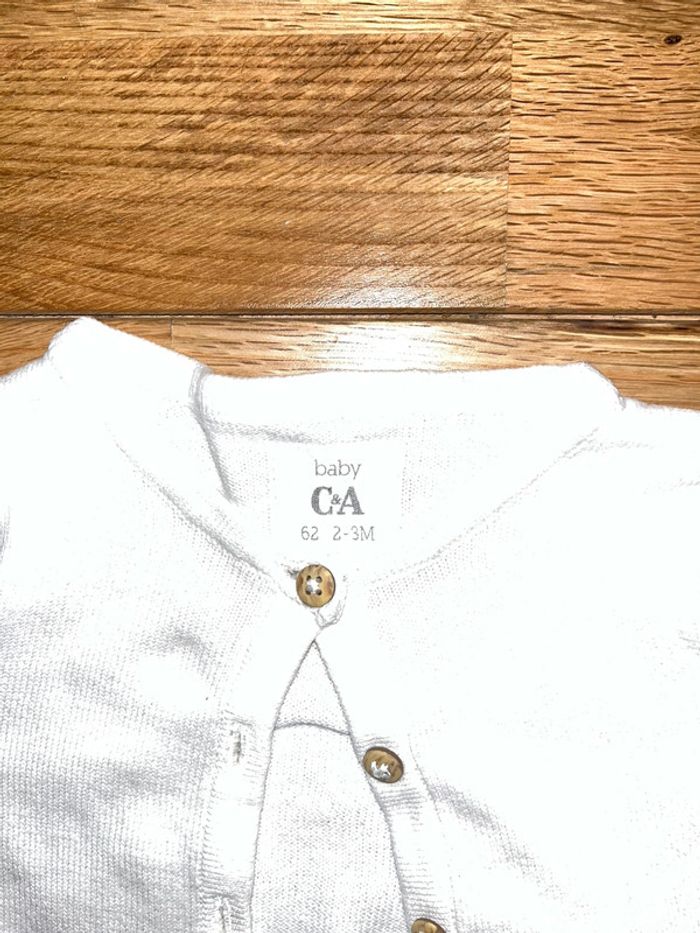 Petit gilet blanc cassé c&a très bon état 2-3mois/62cm - photo numéro 2