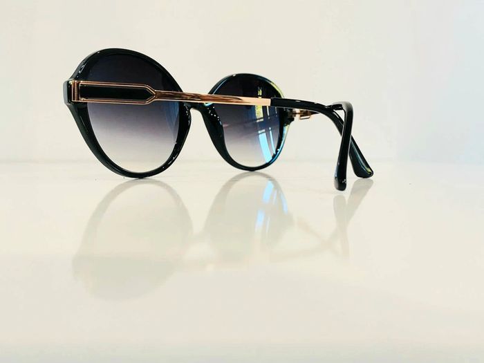 Lunette de soleil femme noire et dorée verres dégradés UV protection catégorie 3 - photo numéro 9