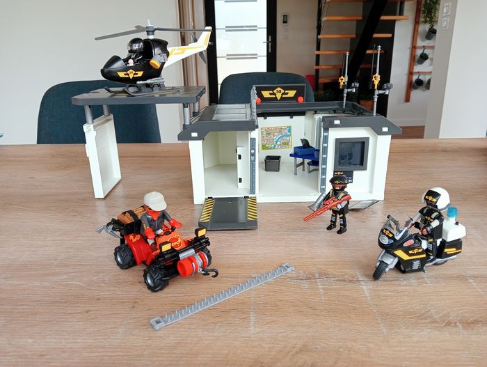 Playmobil 70338 Quartier Général des policiers d élites - photo numéro 2
