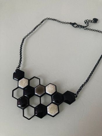 Collier femme noir et blanc