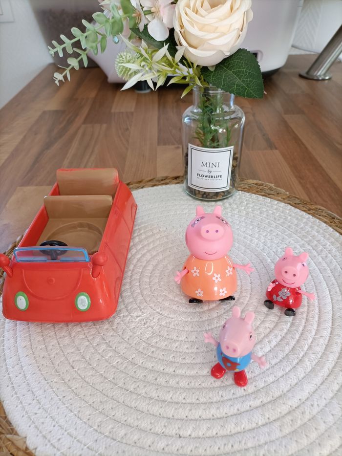 Voiture Peppa Pig et 3 personnages Maman Pig Georges et Peppa - photo numéro 2