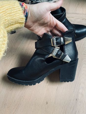 Bottines à talons noires ajourées à sangles