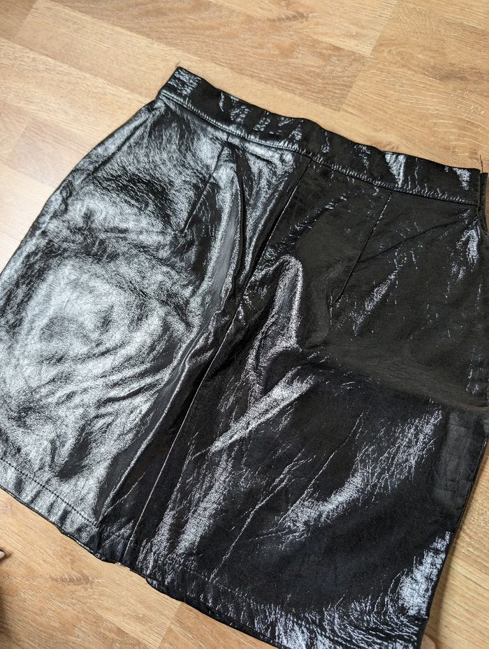 Jupe taille haute noire simili cuir enduit tendance, rock automne-hiver Marque Nasty Gal Taille 36 S 
Très bon état - photo numéro 7