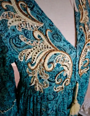 Robe bohème longue vert bleu canard avec ponpons Anisa Taille S/M (grand) Neuve