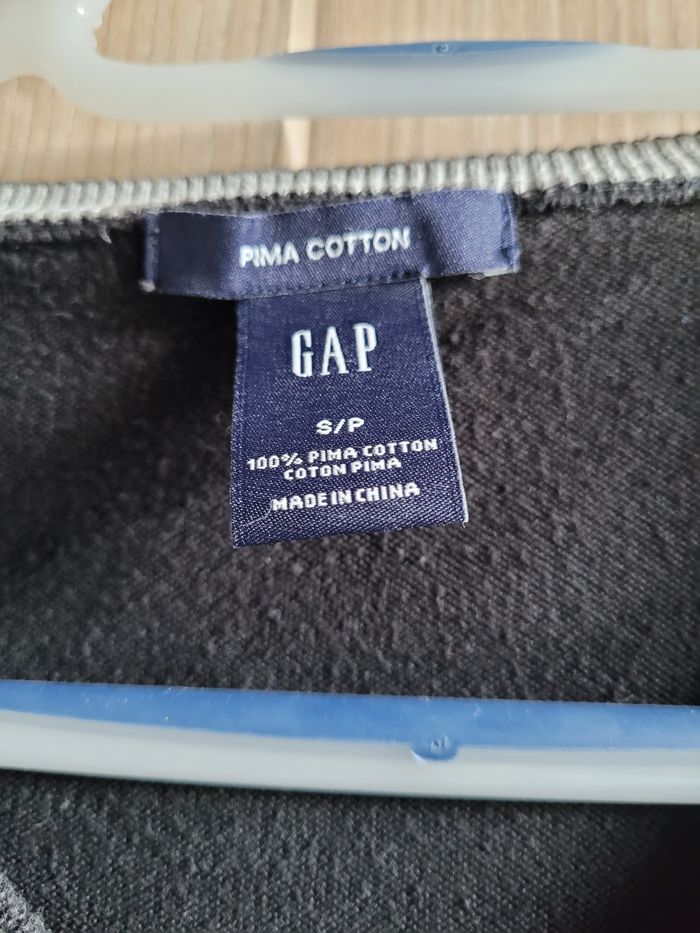 Pull noir en V taille S GAP - photo numéro 3