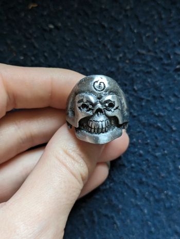 Chevalière tête de mort en étain