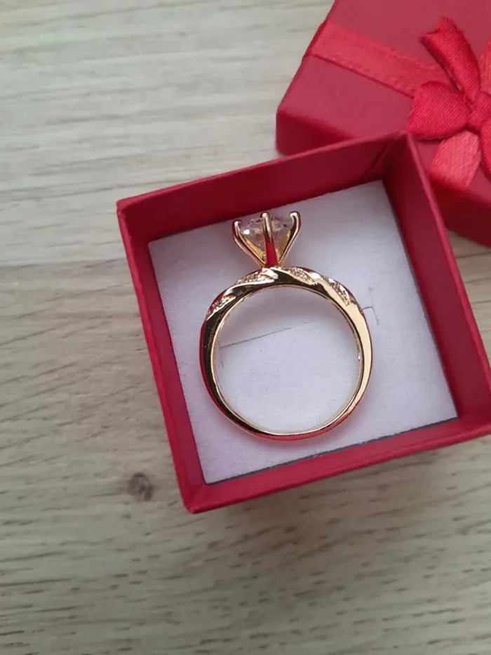 Superbe bague grande pierre et strass, dorée, taille 58 - photo numéro 3