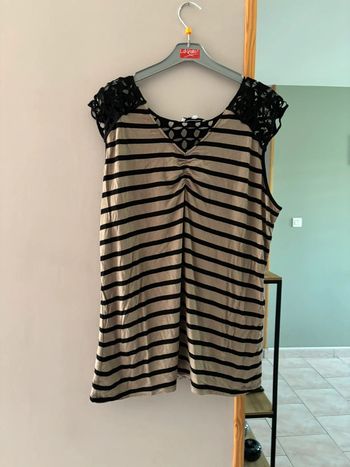 Débardeur marron clair rayé noir avec dentelle