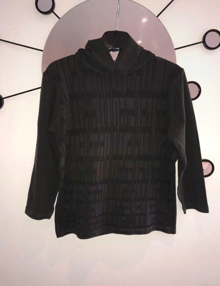 Tee-shirt manches longues et capuche 8 ans