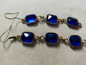Boucles d’oreilles pendantes dorées & pierres effet verre bleu saphir – Chic intemporel
