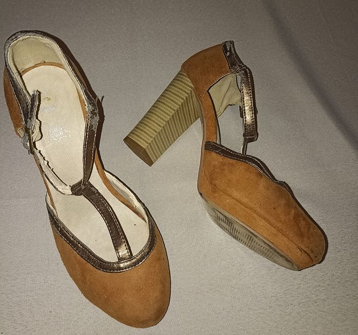 Glamour Rétro : Chaussures T-Bar Marron & Or - Parfaites pour Danser ! - photo numéro 2