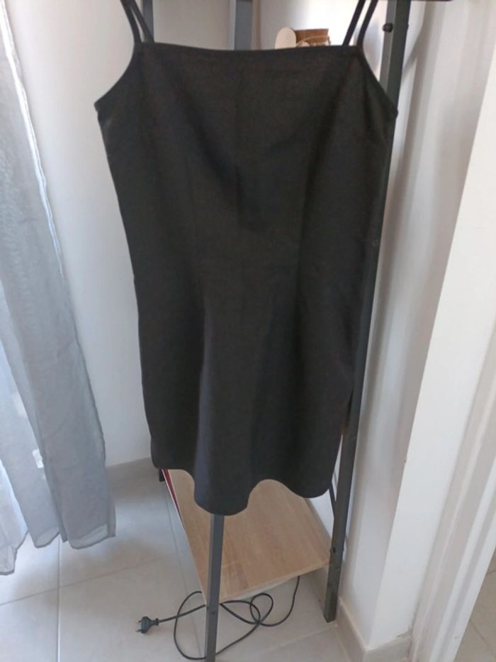 Robe courte noire - fente coté H&M – Taille 36 – Neuve - photo numéro 2