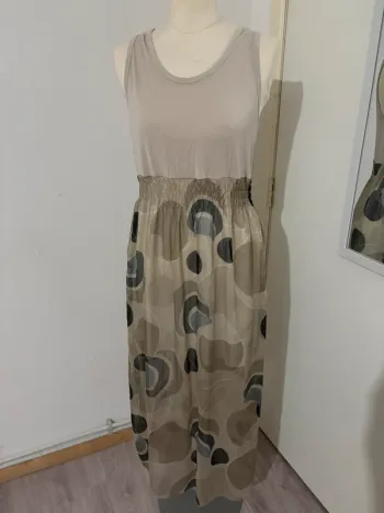 Robe longue sans manches à imprimé graphique – Taille S