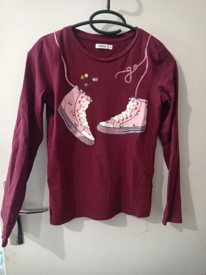T-shirt manche longue de couleur bordeaux avec motifs